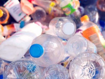 Cientistas desenvolvem enzima capaz de devorar garrafas PET